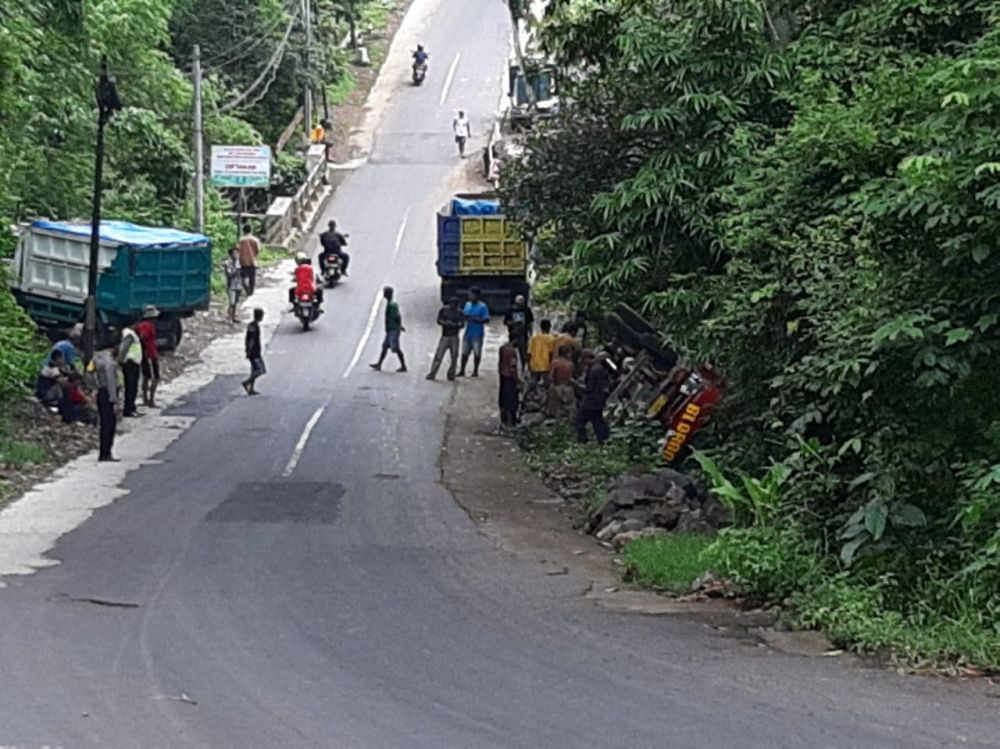 Dump truk muat batu gunung terbalik di Ngawi