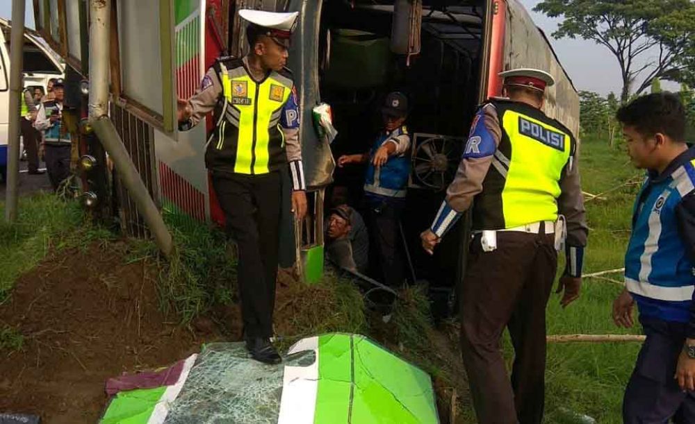 Petugas evakuasi penumpang Bus Restu yang terguling di Tol Sidoarjo
