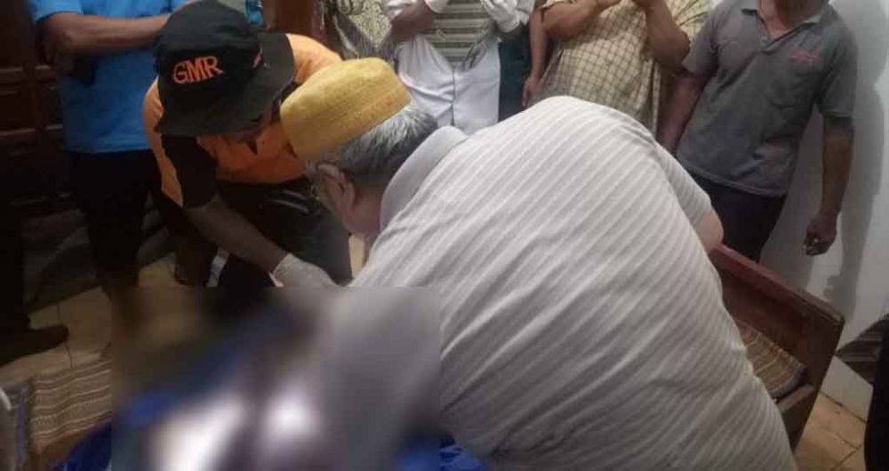 Korban dievakuasi ke rumah setelah ditemukan tewas tenggelam di sungai