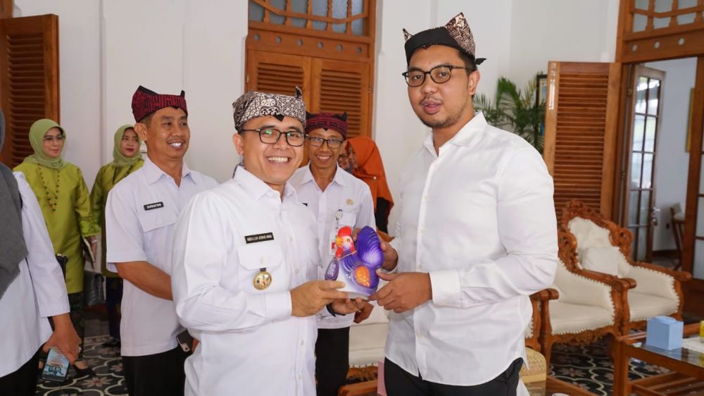 Staf Khusus Presiden Jokowi, Andi Taufan Garuda Putra diterima Bupati Banyuwangi Abdullah Azwar Anas