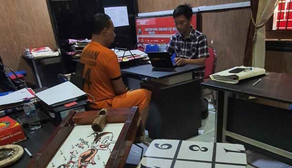 Bandar judi yang juga perangkat desa di Blitar diamankan Polres Blitar