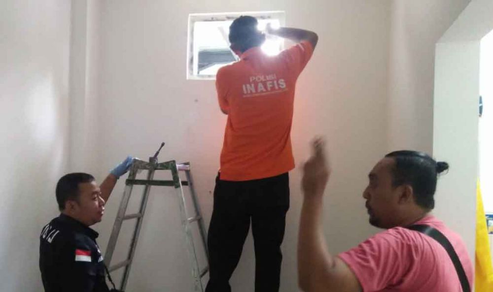 Polisi melakukan olah tkp di minimarket yang dibobol maling