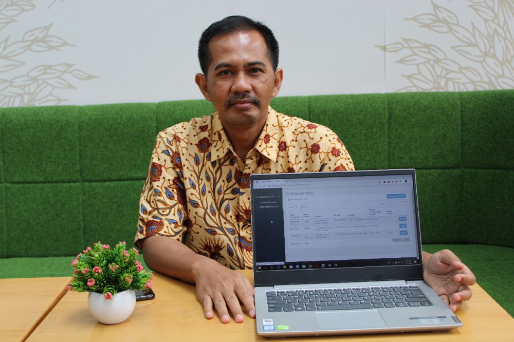 Prof Iwan Vanany ST MT PhD tunjukkan model penaksiran jaminan halal rancangannya 
