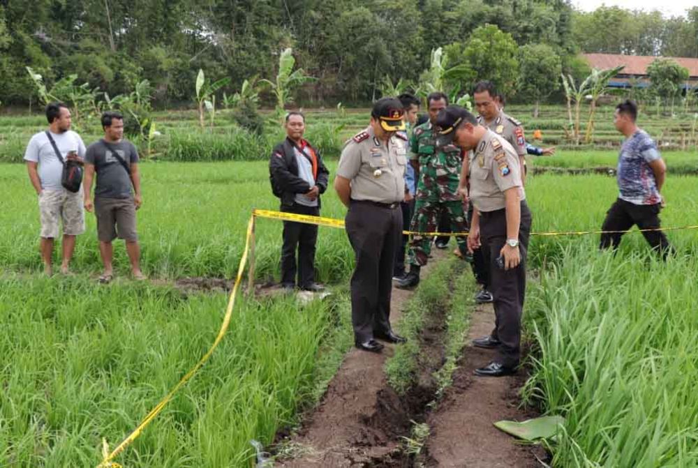 Olah TKP ulang oleh polisi di tempat saluran irigasi sawah tempat ditemukannya mayat bayi