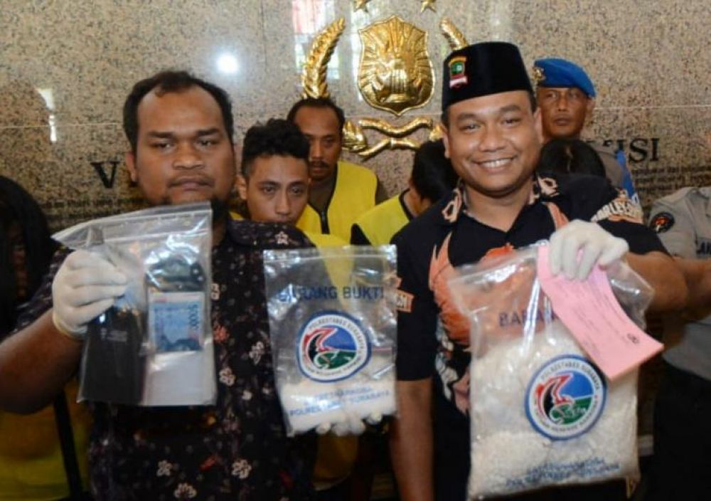 Kasatresnarkoba Polrestabes Surabaya, AKBP Memo Ardian tunjukkan bb narkoba yang disita pihaknya