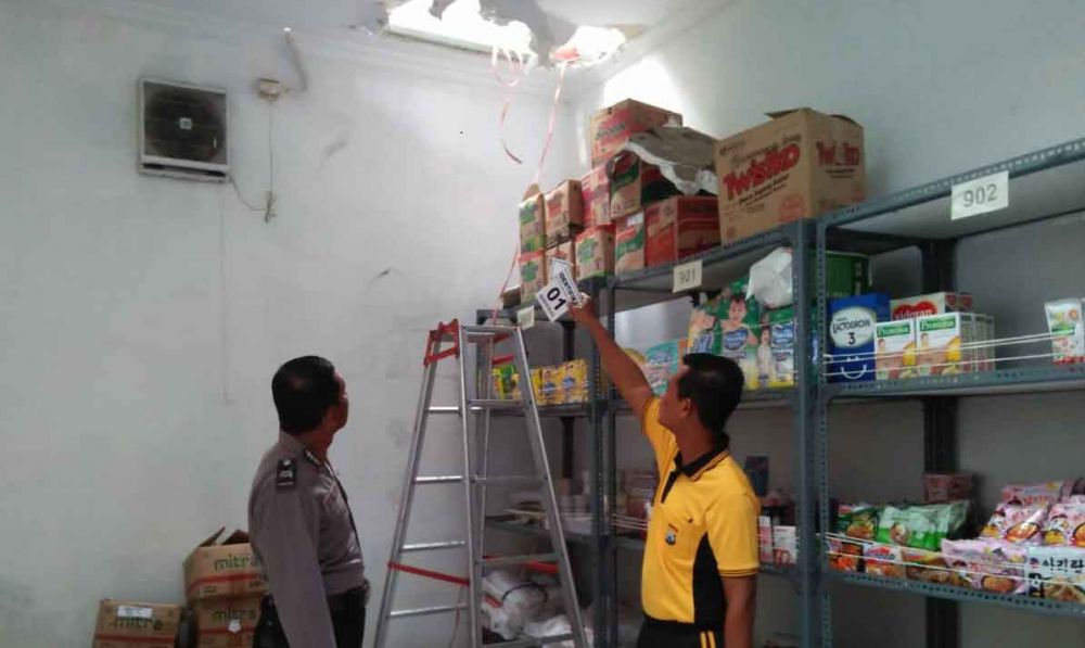 Polisi tunjukkan plafon minimarket di Ngawi yang dijebol pencuri