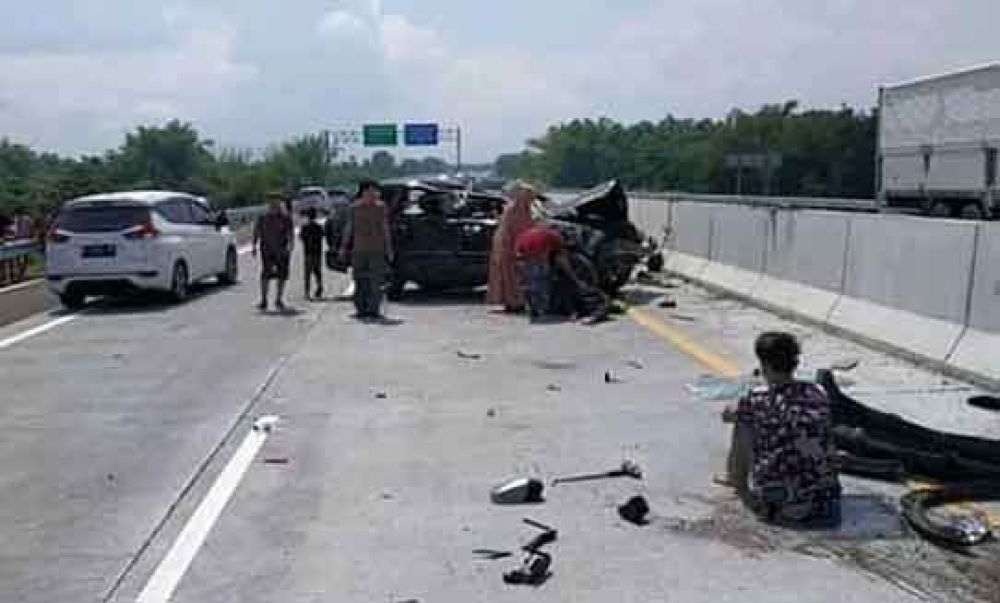 Mobil Escudo terguling dan terseret sejauh 200 meter di Tol Paspro