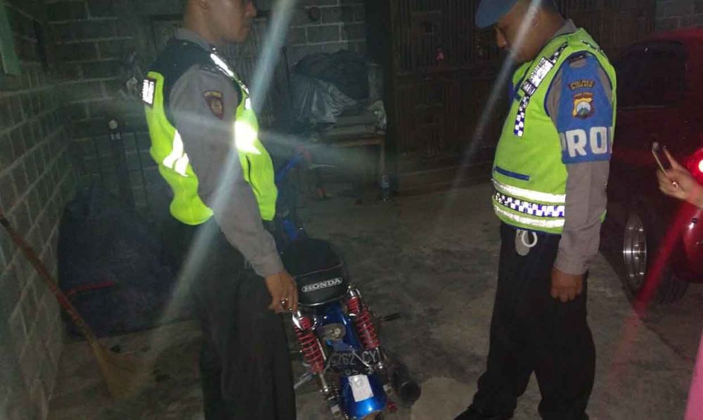 Polisi periksa motor korban kecelakaan di Blitar
