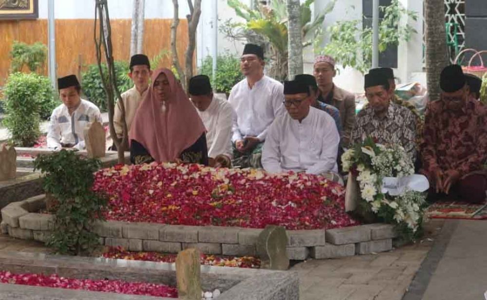 Makam Gus Solah di Tebuireng Jombang Ramai Peziarah