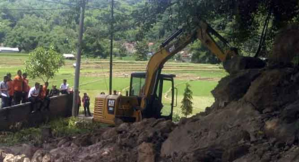 Jalan di Magetan yang tertutup akibat tebing longsor