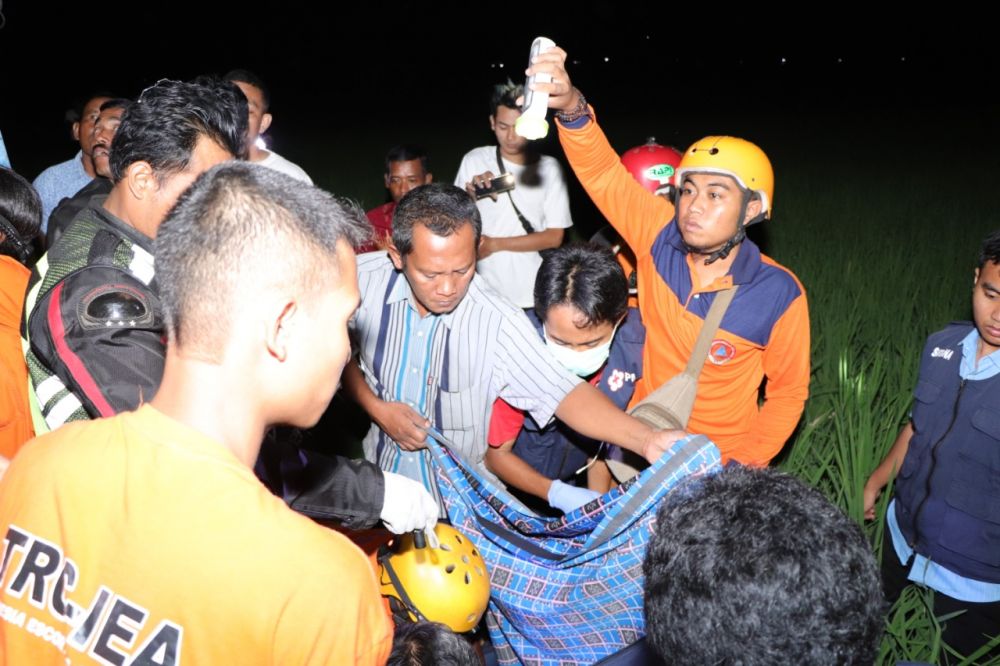 Korban dievakuasi oleh petugas dan warga