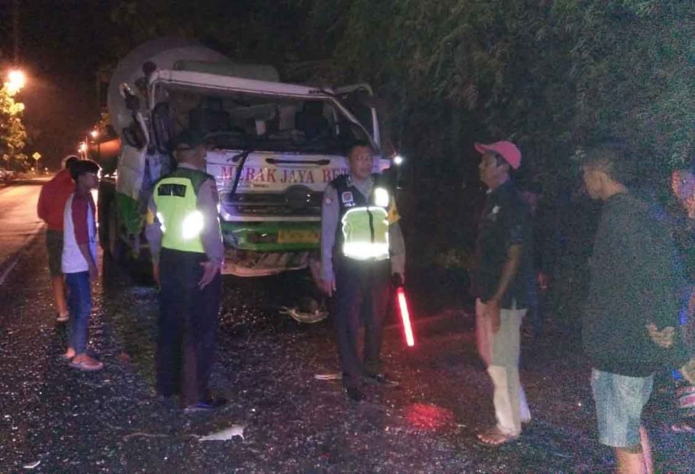 Truk mixer (molen) yang mengalami tabrakan beruntun di Ngawi