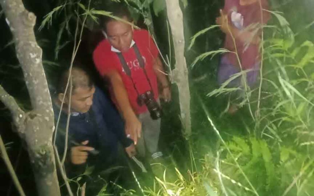 Polisi melakukan olah TKP di kebun kopi tempat tewasnya korban