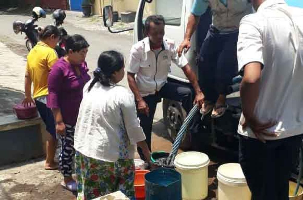 Droping air ke pelanggan PDAM di Kota Probolinggo