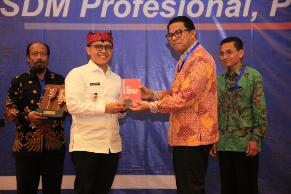 Bupati Abdullah Azwar Anas di kegiatan workshop Dirjen Bimas Hindu Kemenag RI