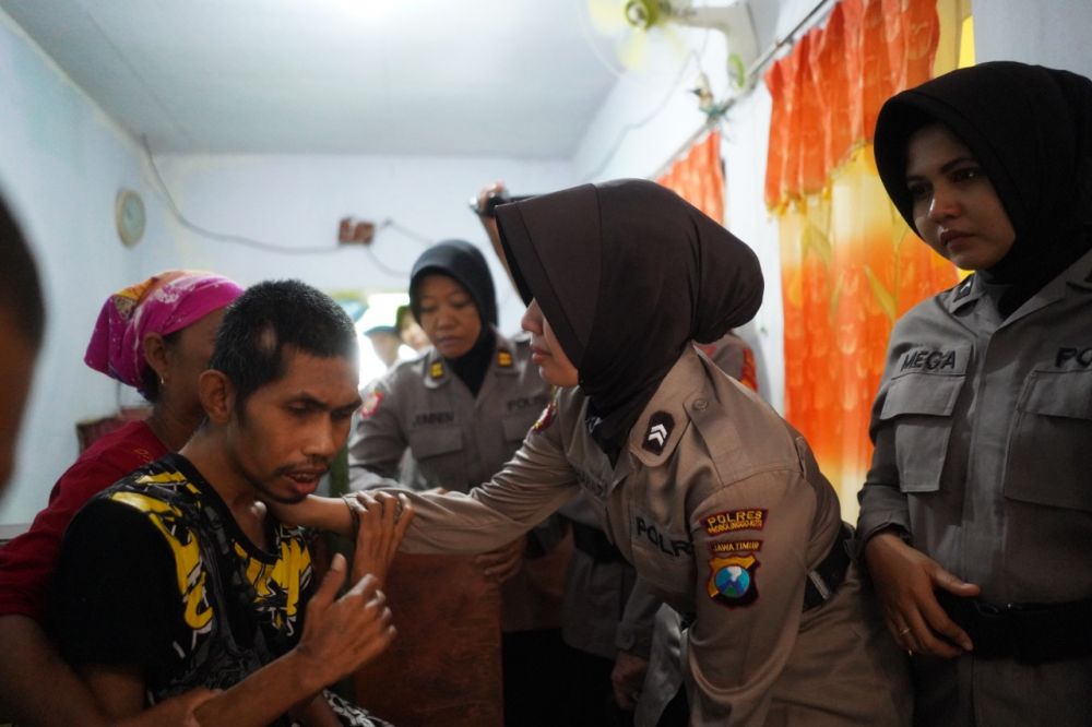 Anggota Polwan Polres Probolinggo Kota berikan bantuan pada Juama dan ketiga anaknya