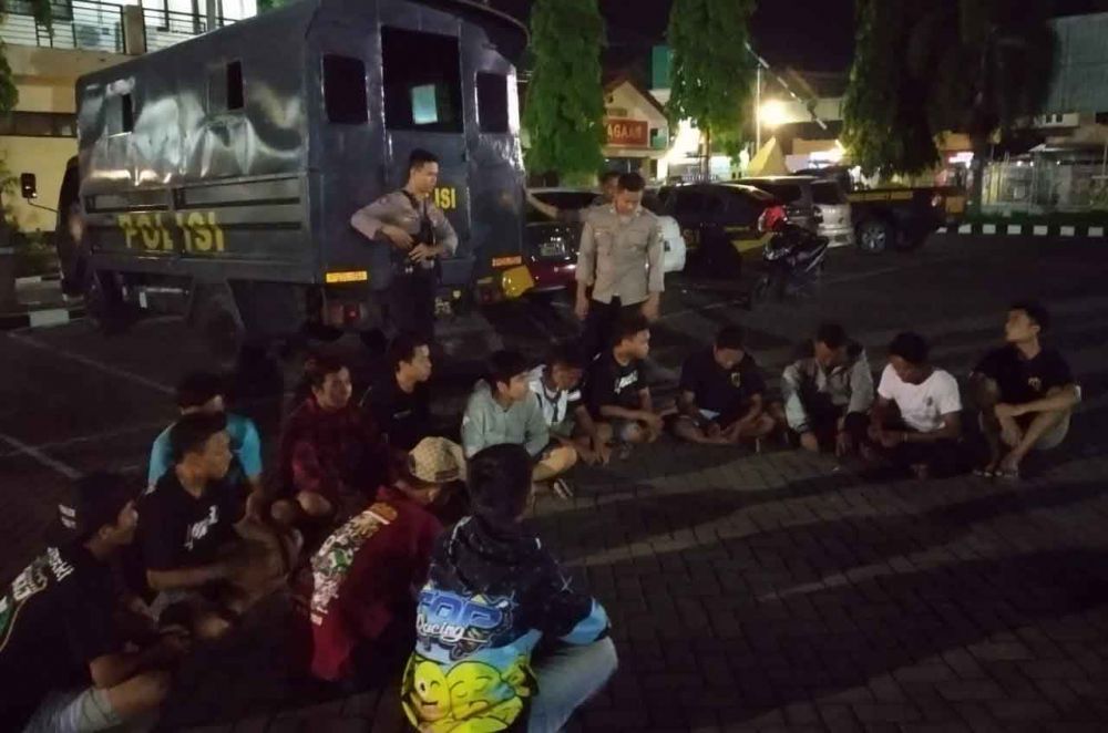 Sat Sabhara Polres Situbondo amankan 14 pemuda yang tengah pesat miras arak