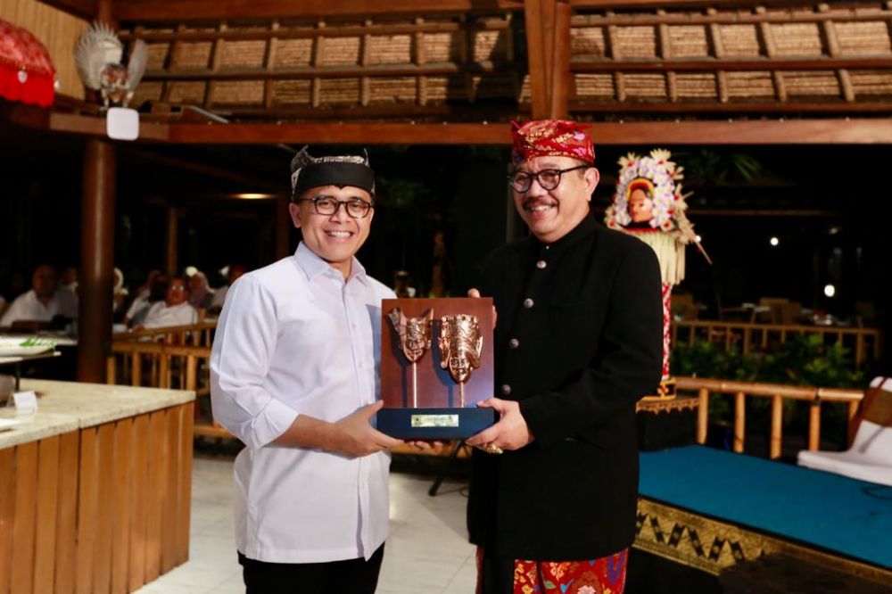 Bupati Anas dan Wagub Bali, Tjokorda Oka Artha Ardana Sukawati