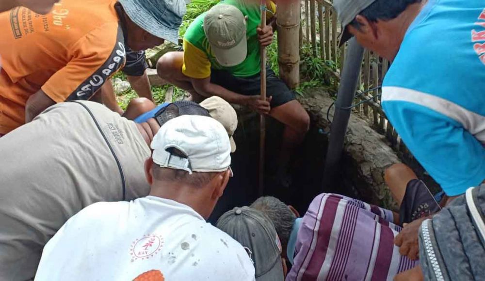 Warga berusaha menolong korban yang ditemukan di dasar sumur