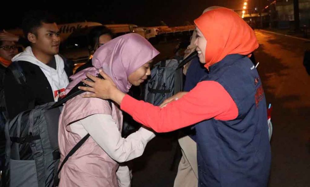 Gubernur Khofifah sambut kedatangan 60 mahasiswa di Bandara Juanda