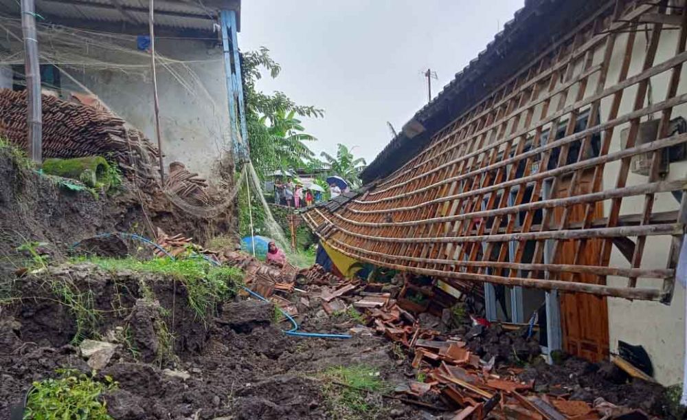 Atap teras rumah milik warga yang rusak tertimpa tanah