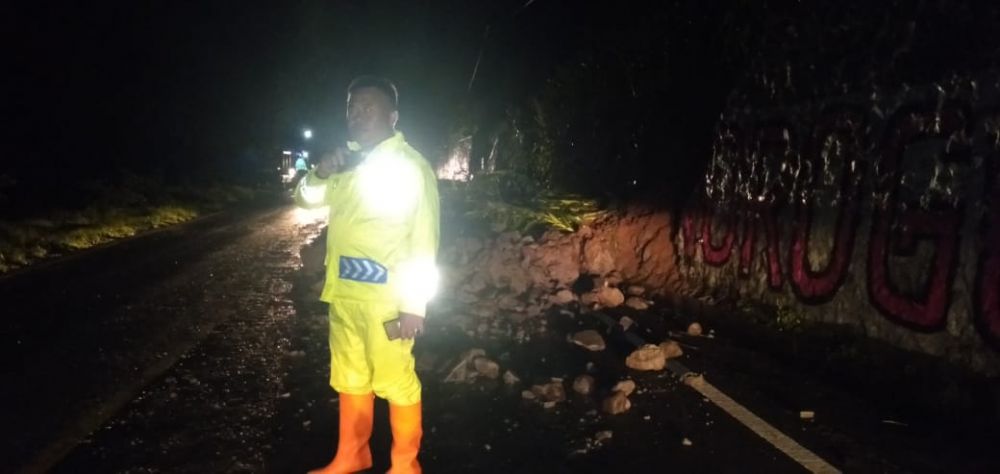 Tebing longsor menutup separuh jalan di Ponorogo