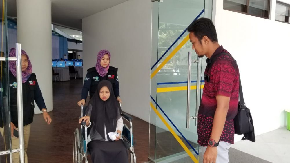 Sri Astuti duduk di kursi roda saat akan dibawa ke Puskesmas Jenangan Ponorogo