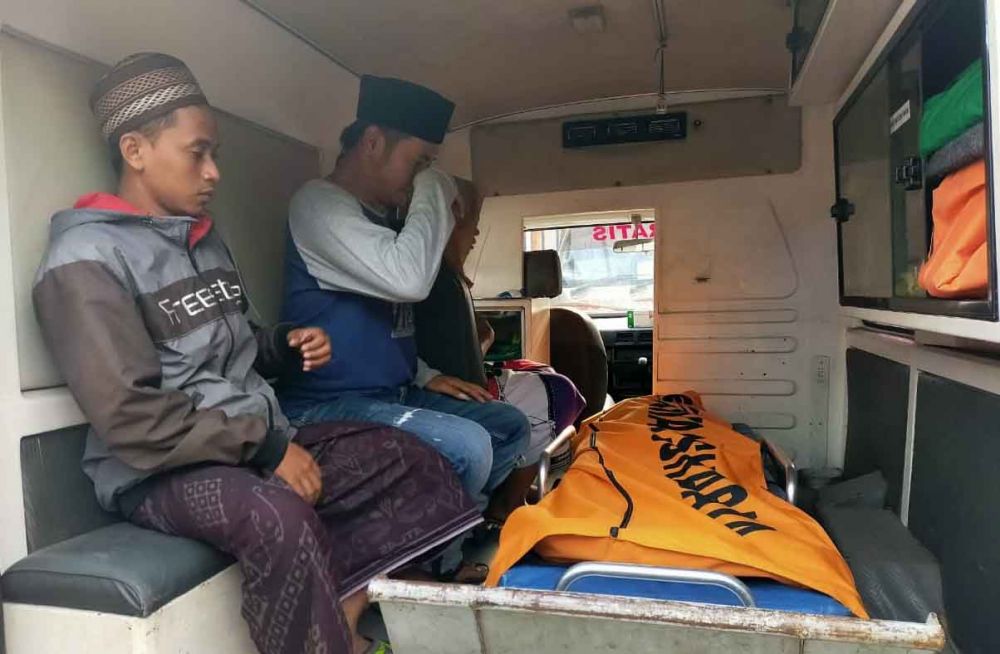 Jenazah korban dievakuasi ke RSU dr Soetomo Surabaya