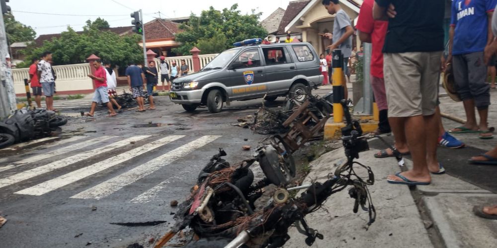 Motor yang dibakar di luar stadion saat kerusuhan suporter di Blitar