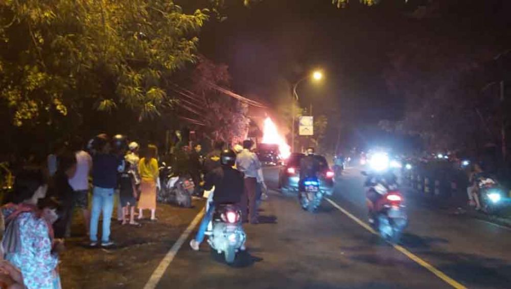 Diduga Korsleting, Mobil Honda Freed di Banyuwangi Terbakar
