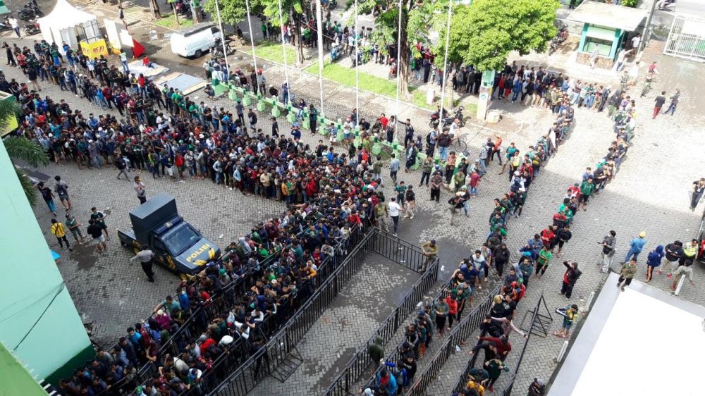 Ribuan suporter padati loket di luar Stadion Gelora Delta Sidoarjo