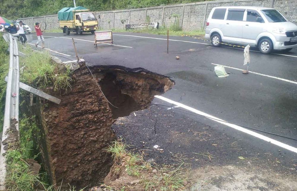 Jalan Ponorogo-Pacitan yang amblas