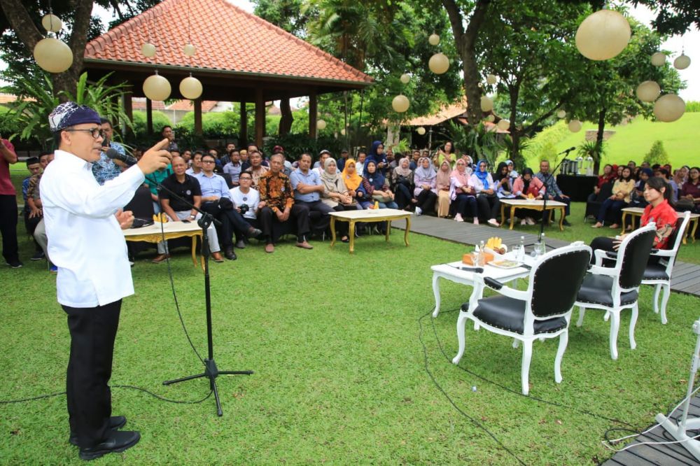 Bupati Abdullah Azwar Anas di depan dosen dan karyawan Institut Teknologi dan Bisnis ASIA, Malang