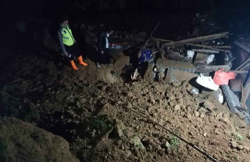 Petugas datang ke lokasi longsor di Ponorogo