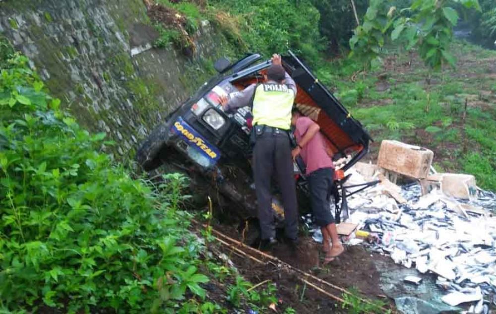 Mobil pikap pengangkut ikan terbalik di Blitar/ foto istimewa