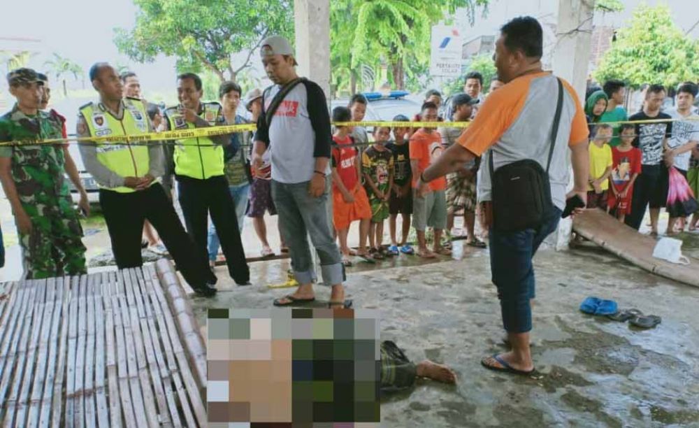 Polisi melakukan olah TKP di lokasi pembacokan