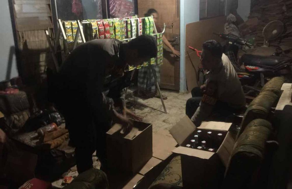 Polisi mengamankan puluhan botol miras
