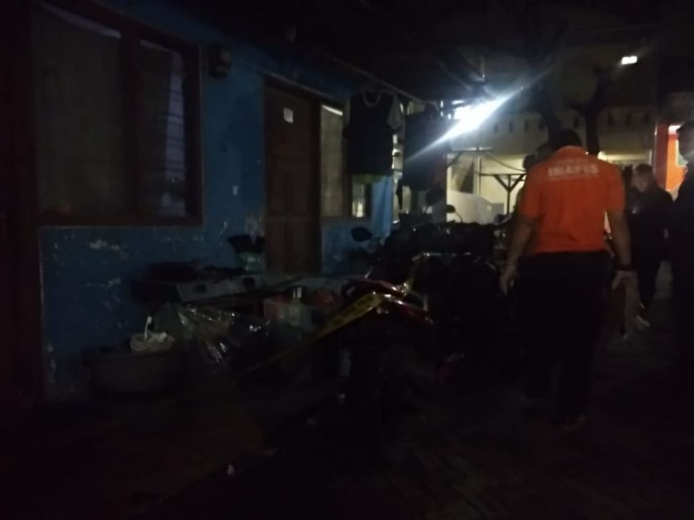 Polisi mendatangi lokasi pembacokan yang dilakukan suami terhadap istrinya sendiri