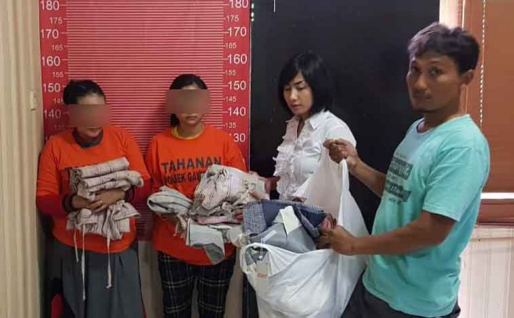 Ibu dan anak pencuri pakaian dan celana dalam di pusat perbelanjaan Surabaya