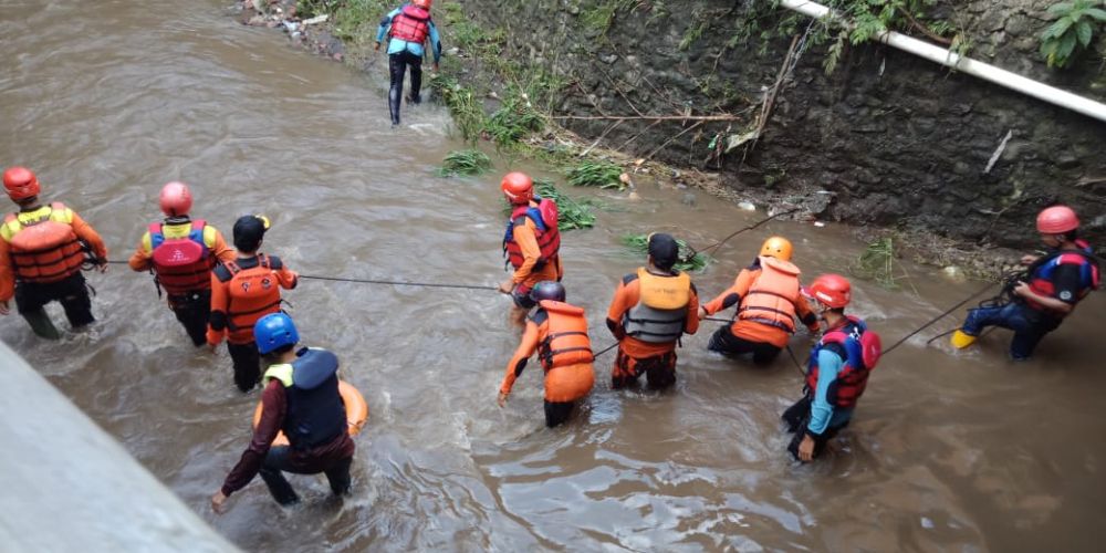 Pencarian dua santri yang terseret arus di Sungai Kalimanten 