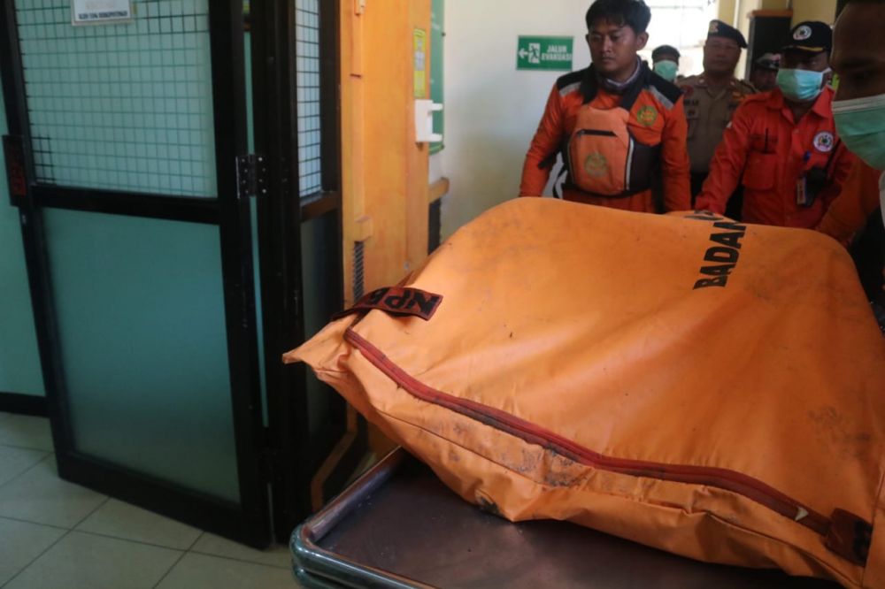 Korban perahu tenggelam dievakuasi oleh Tim Basarnas