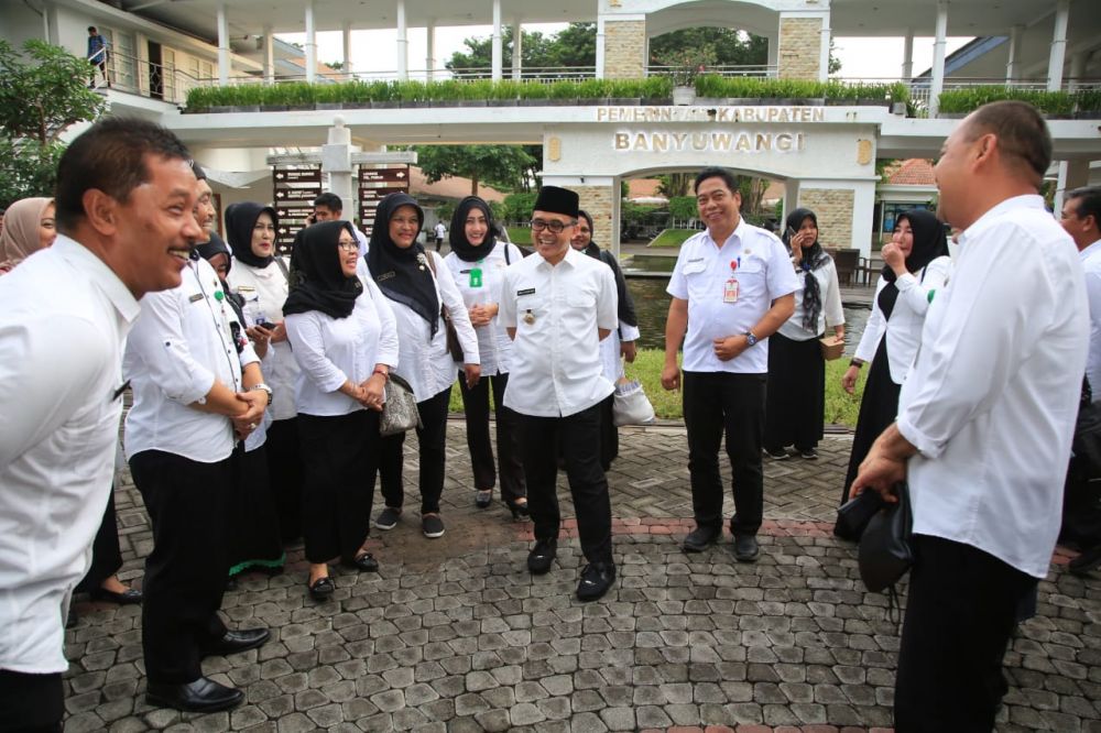 Bupati Anas berinteraksi dengan jajaran tenaga medis Banyuwangi