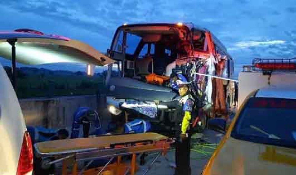 Bus menabrak truk di Tol Madiun-Ngawi