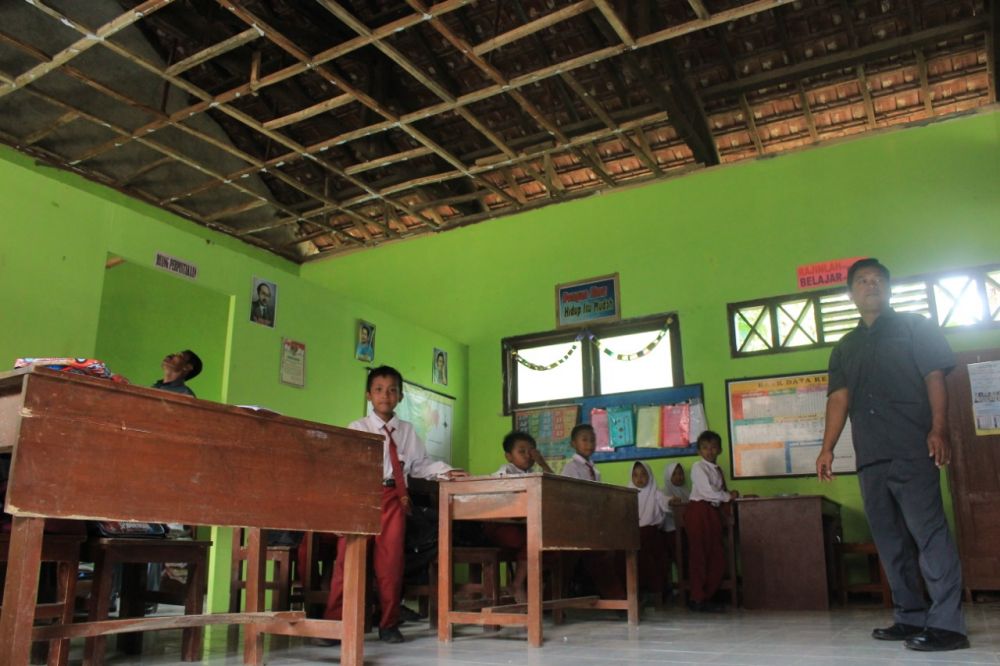 Atap sekolah SDN Pelem 3 Ponorogo nyaris ambruk