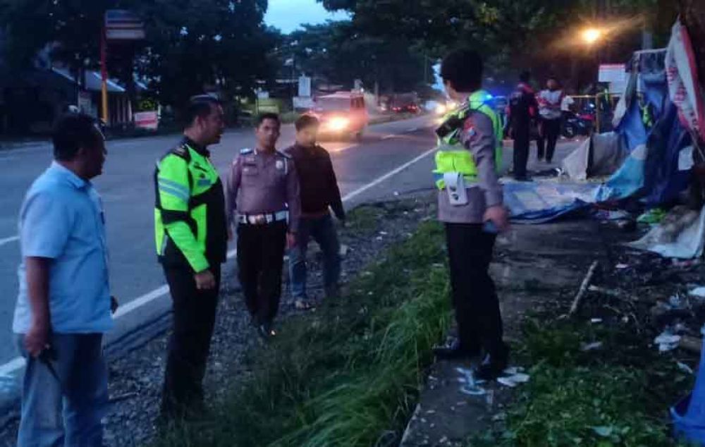 Polisi mendatangi lokasi kecelakaan di Pasuruan