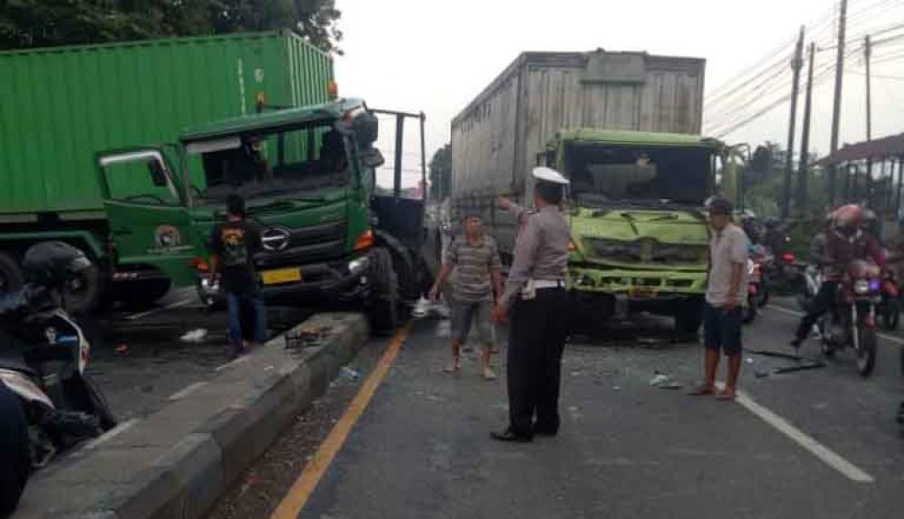 Dua truk bertabrakan di Jalan Raya Surabaya-Malang