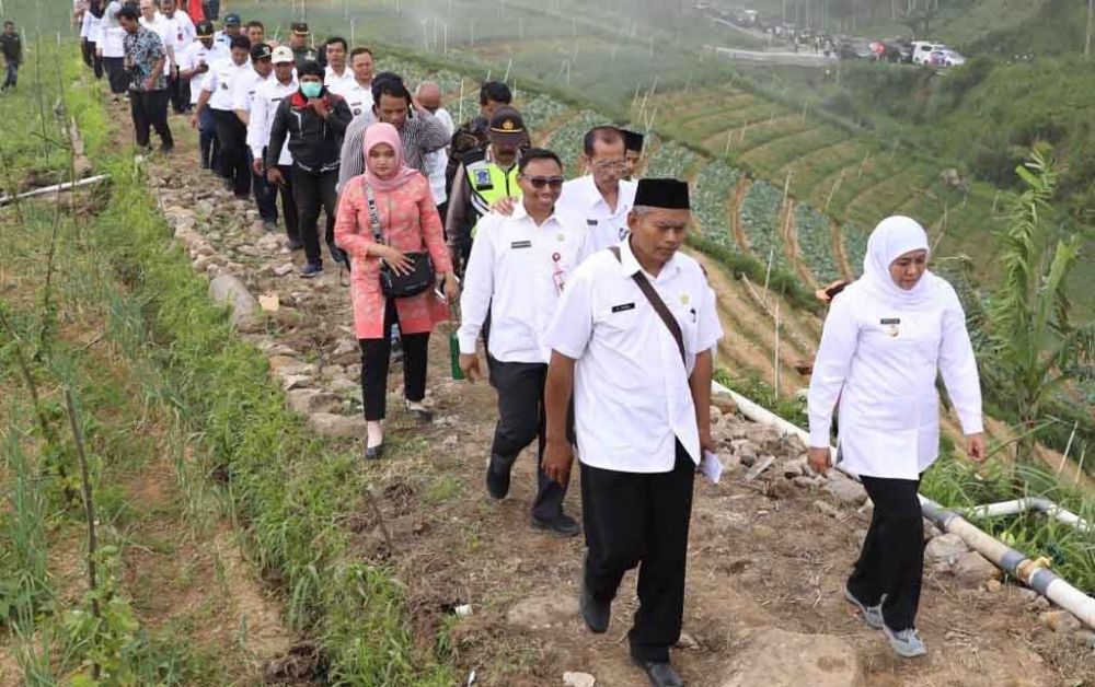 Peninjauan proyek padat karya tunai di Magetan oleh Gubernur Khofifah