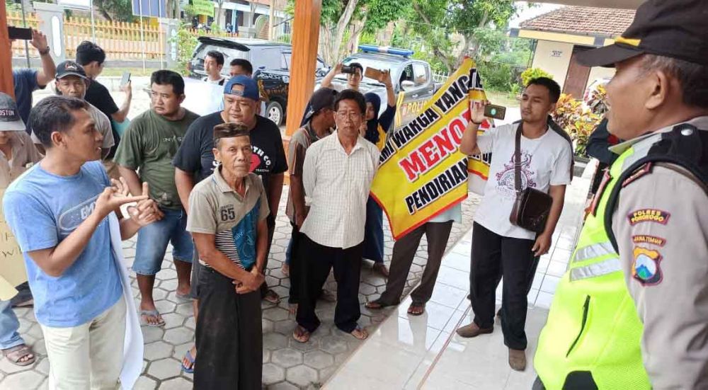 Aksi demo warga yang menolak pembangunan tower telekomunikasi di Ponorogo