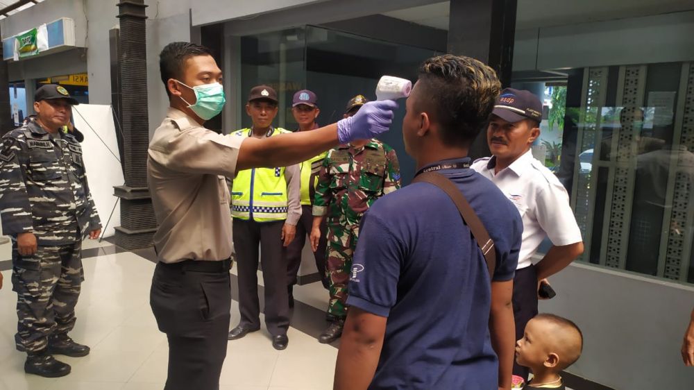Pemeriksaan suhu tubuh di Pelabuhan ASDP Ketapang