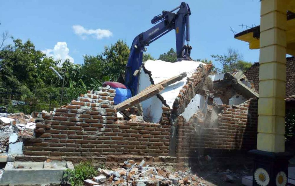 Rumah yang dirubuhkan oleh alat berat atas permintaan istri di Ponorogo 
